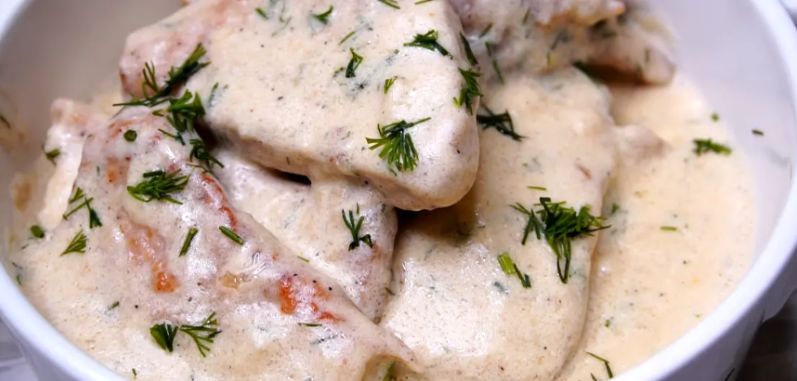 Нежное мясо в сметанном соусе: быстро и вкусно для всей семьи